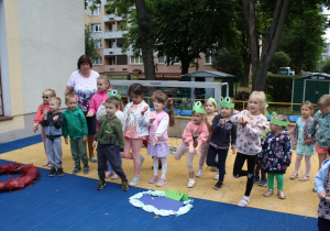 Dzieci naśladują ruchy nauczycielek.