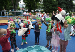 Dzieci uczestniczą w konkurencji.