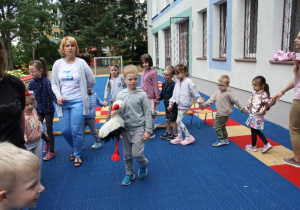 Dzieci tańczą w kole.