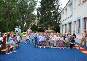 Dzieci naśladują ruchy nauczycielki.