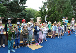 Dzieci naśladują ruchy nauczycielki.