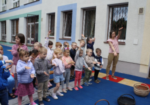 Dzieci naśladują ruchy nauczycielki.