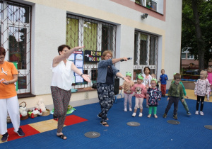 Nauczycielki ilustrują gestem piosenkę.