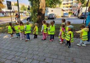 Dzieci obserwują ruch uliczny na skrzyżowaniu.