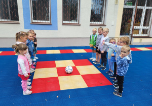 Dzieci uczestniczą w treningu piłkarskim.