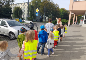 Dzieci oglądają znaki drogowe.