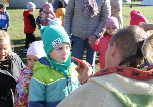 Dzieci mają malowane twarze.