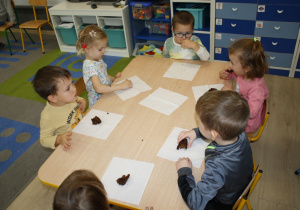 Dzieci próbują przygotowane samodzielnie ciasto.