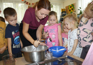 Dzieci mieszają składniki na ciasto.