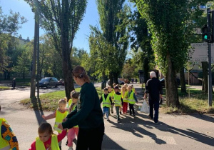 Dzieci przechodzą przez pasy.