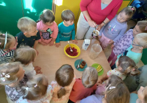 Dzieci pomagają w wykonaniu koktajlu.