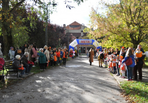 Dzieci wraz z rodzicami oczekują na mecie na biegaczy.