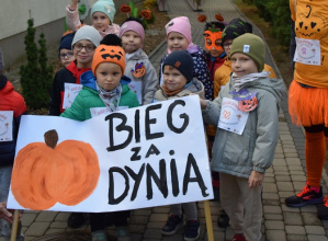 Dzieci z transparentem 0 Bieg za dynią.