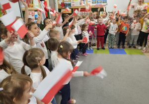 Dzieci obchodzą Święto Niepodległości.