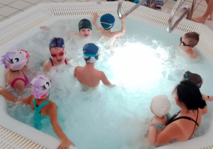 Dzieci pływają w jacuzzi.