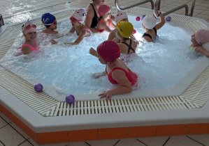 Dzieci bawią się w jacuzzi.