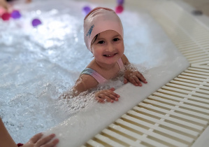 Dziewczynka bawi się w jacuzzi.