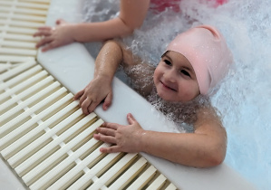 Dzieci bawią się w jacuzzi.