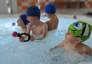 Dzieci bawią się w jacuzzi.