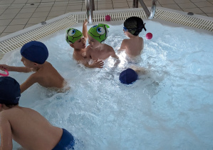 Dzieci bawią się w jacuzzi.