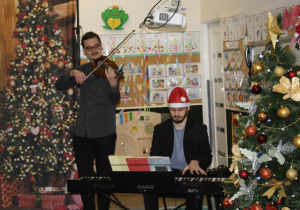 Studenci Akademii Muzycznej grają na instrumentach.