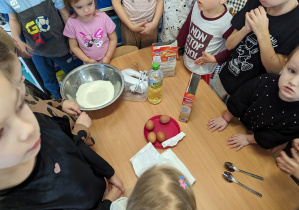 Dzieci nazywają składniki na babeczki.