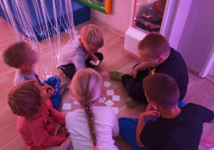 Dzieci bawią się w sali snoezelen