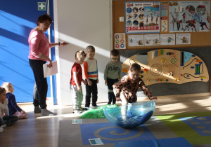 Dzieci pokonują ścieżkę sensoryczną.