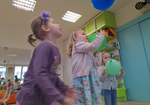 Dziewczynki dmuchają na balony.