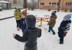 Dzieci biegają na świeżym powietrzu.