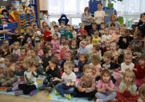 Dzieci naśladują prowadzącego.