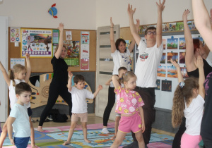 Uczestnicy wykonują ćwiczenia według czytanej instrukcji.