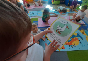 Chłopiec czyta polecenie na obrazku.