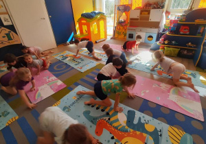 Dzieci czworakują.