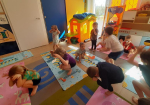 Dzieci skaczą udając królika.