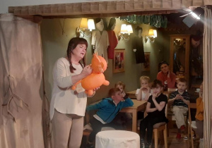Aktorka opowiada dzieciom o rodzajach pacynek teatralnych.