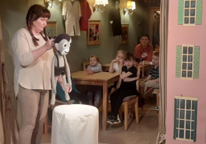 Aktorka opowiada dzieciom o rodzajach pacynek teatralnych.