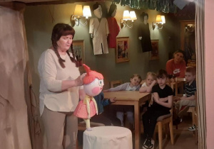 Aktorka opowiada dzieciom o rodzajach pacynek teatralnych.