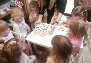 Poczęstunek dla dzieci.