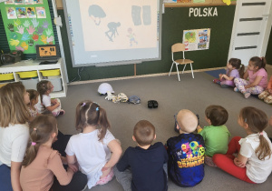 Dzieci oglądają film o bezpieczeństwie.