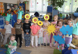 Dzieci przygotowują się do występu.