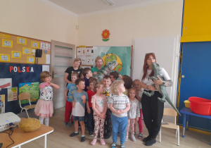 Dzieci wraz z nauczycielkami pozują do zdjęcia.