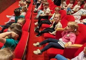 Dzieci na widowni czekają na rozpoczęcie spektaklu.
