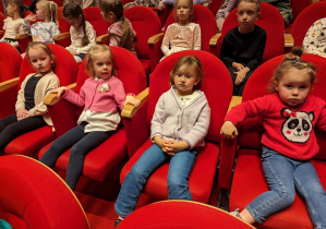 Dzieci na widowni czekają na rozpoczęcie spektaklu.