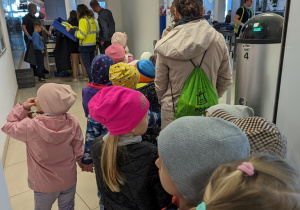 Dzieci przygotowują się do kontroli osobistej.