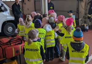 Dzieci dotykają rury.
