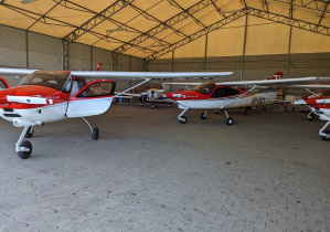 Hangar z małymi samolotami.