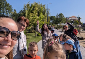 Dzieci rozpoczynają zwiedzanie mini zoo.