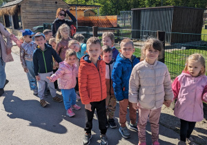 Dzieci zwiedzają mini zoo.