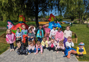 Dzieci spacerują po terenie parku.